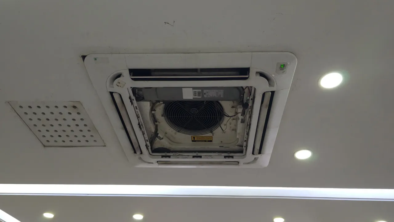 Ceiling-mounted ducted air conditioning installation
